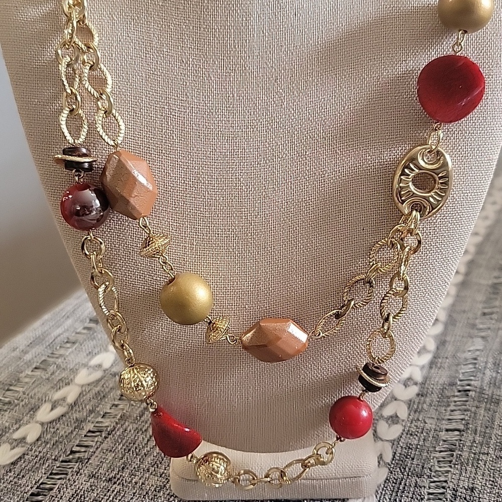 Elegant Gold and Red Beaded Necklace - Picture 2 of 3
